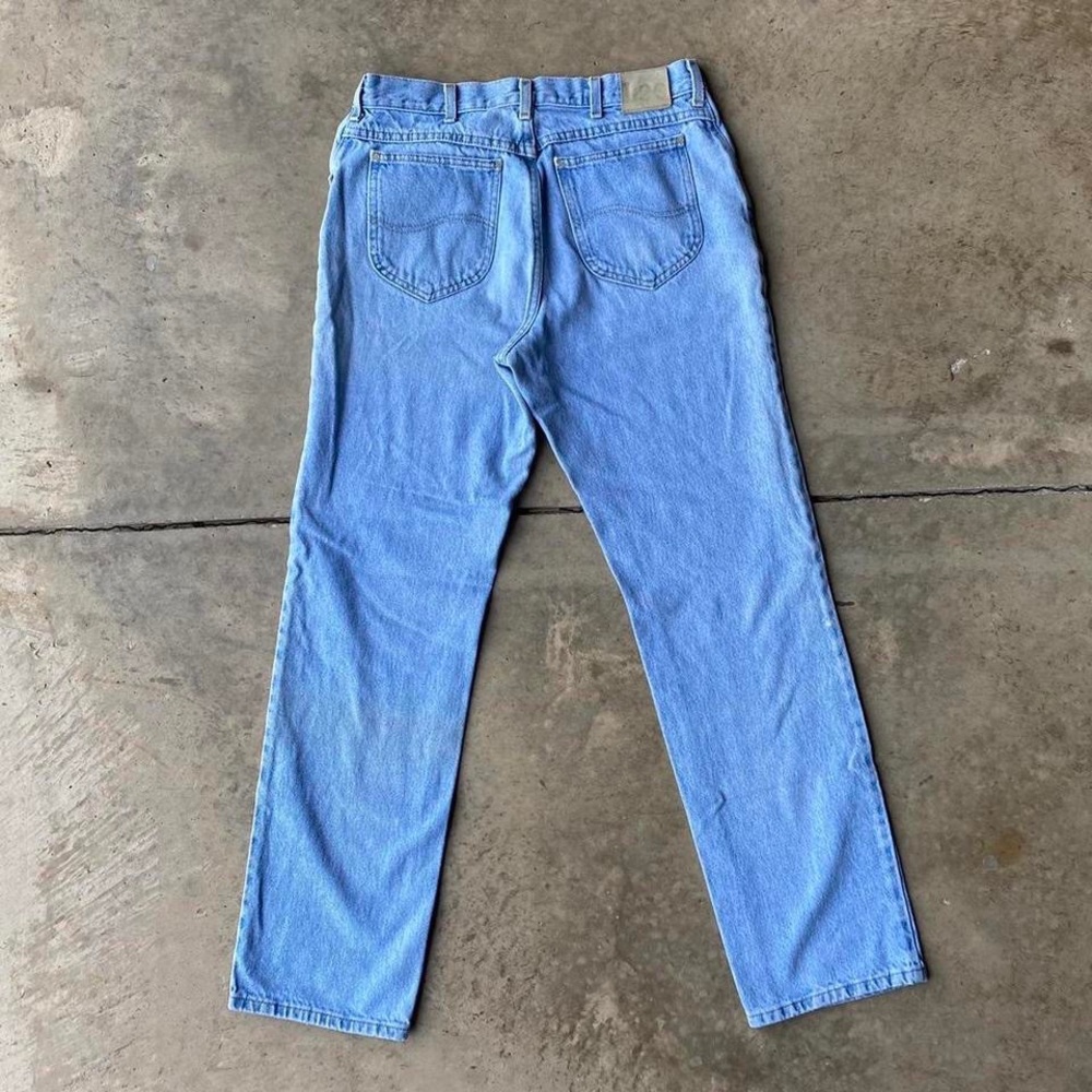 Vintage Lee denim jeans. 100% cotton. Missing tag. Good condition. Light wash